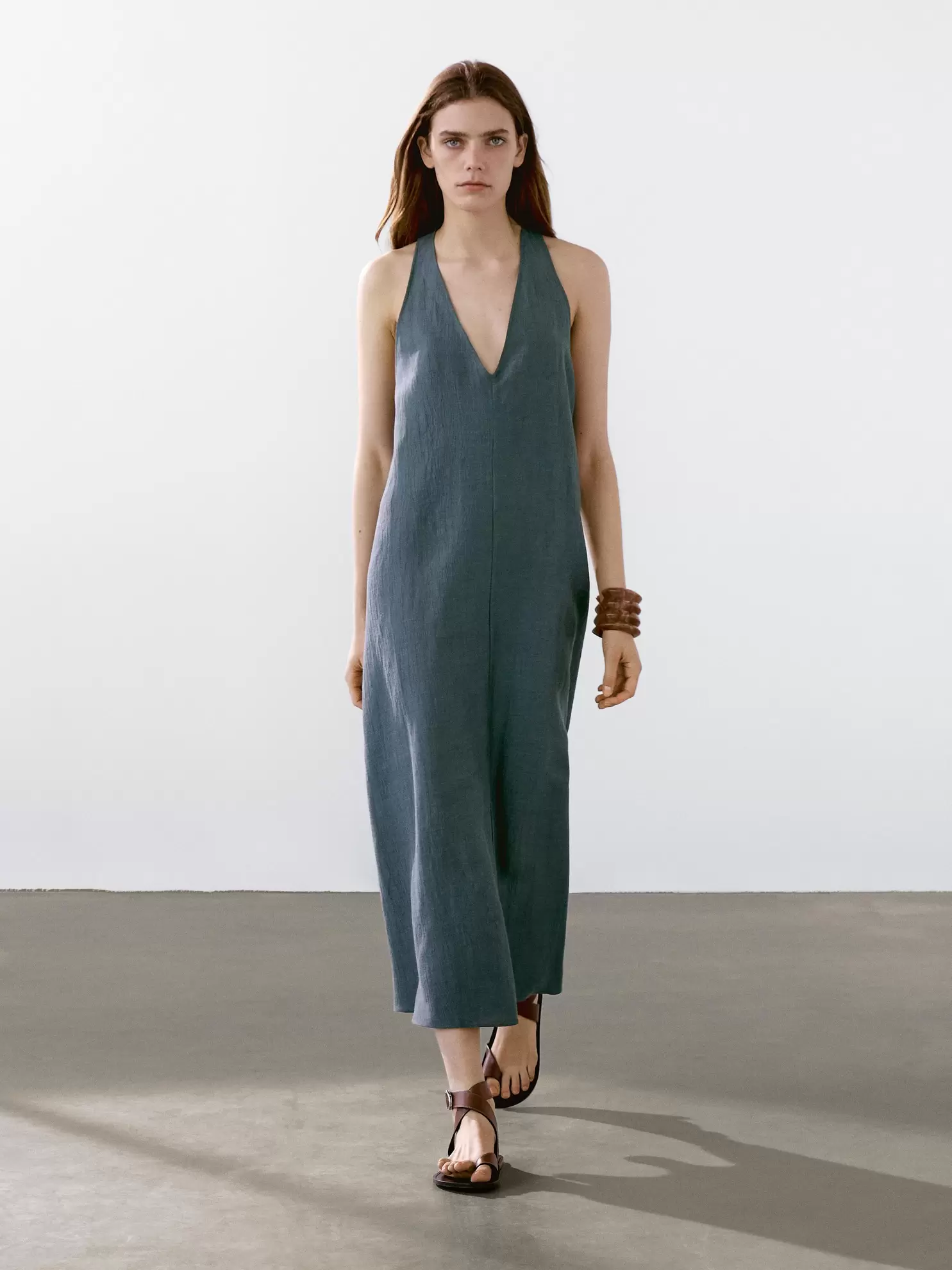 Kleid aus Leinenmischgewebe mit Detail am Rücken