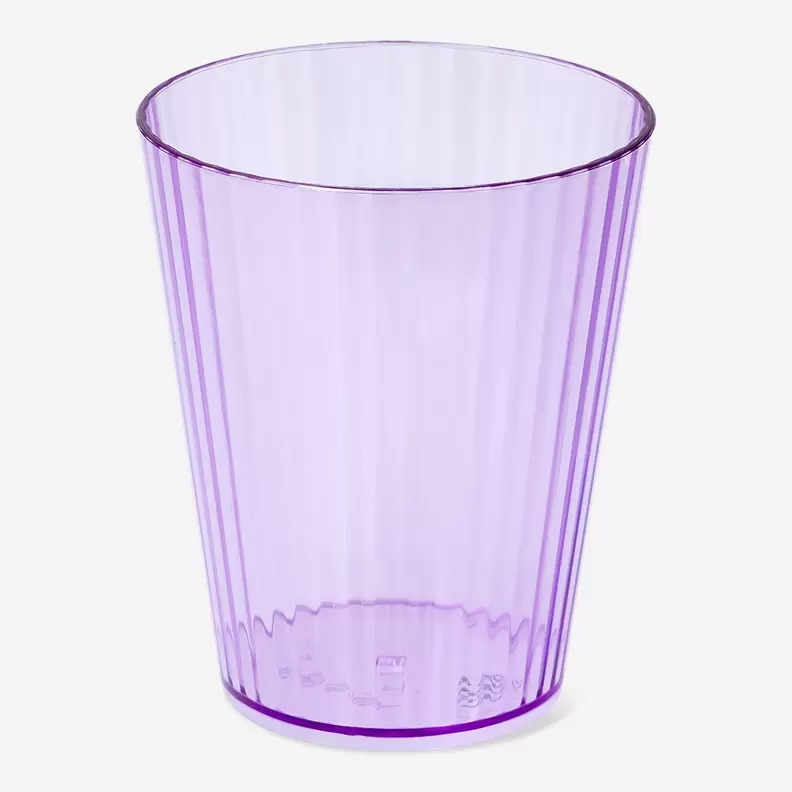Trinkglas aus lila Kunststoff