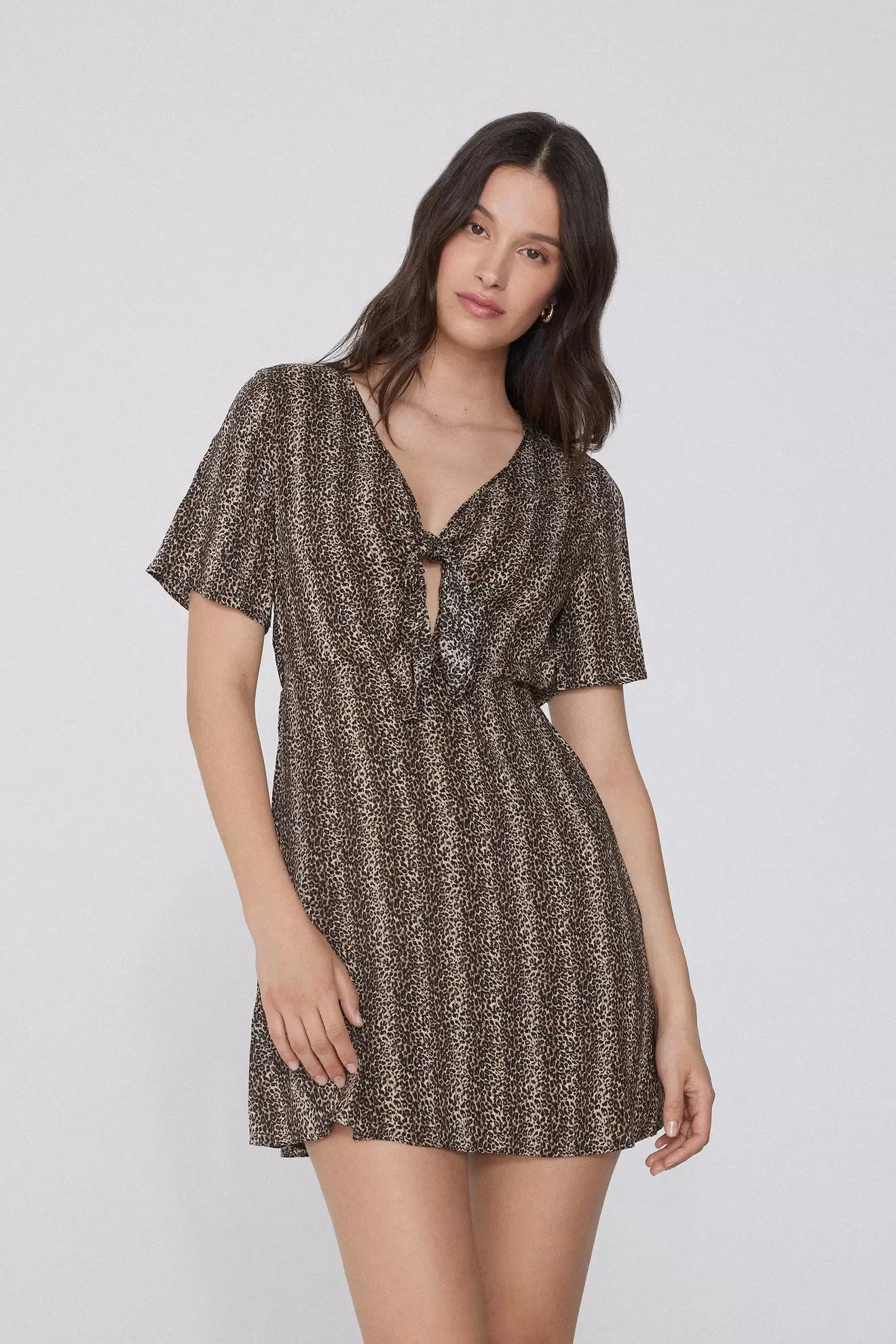 Kleid aus Viskose mit kurzen Ärmeln und Knoten