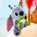 Lilo & Stitch - Stitch mit Frosch - Tag 626 - 2025 - Mittelgroßes Kuscheltier - 33 cm