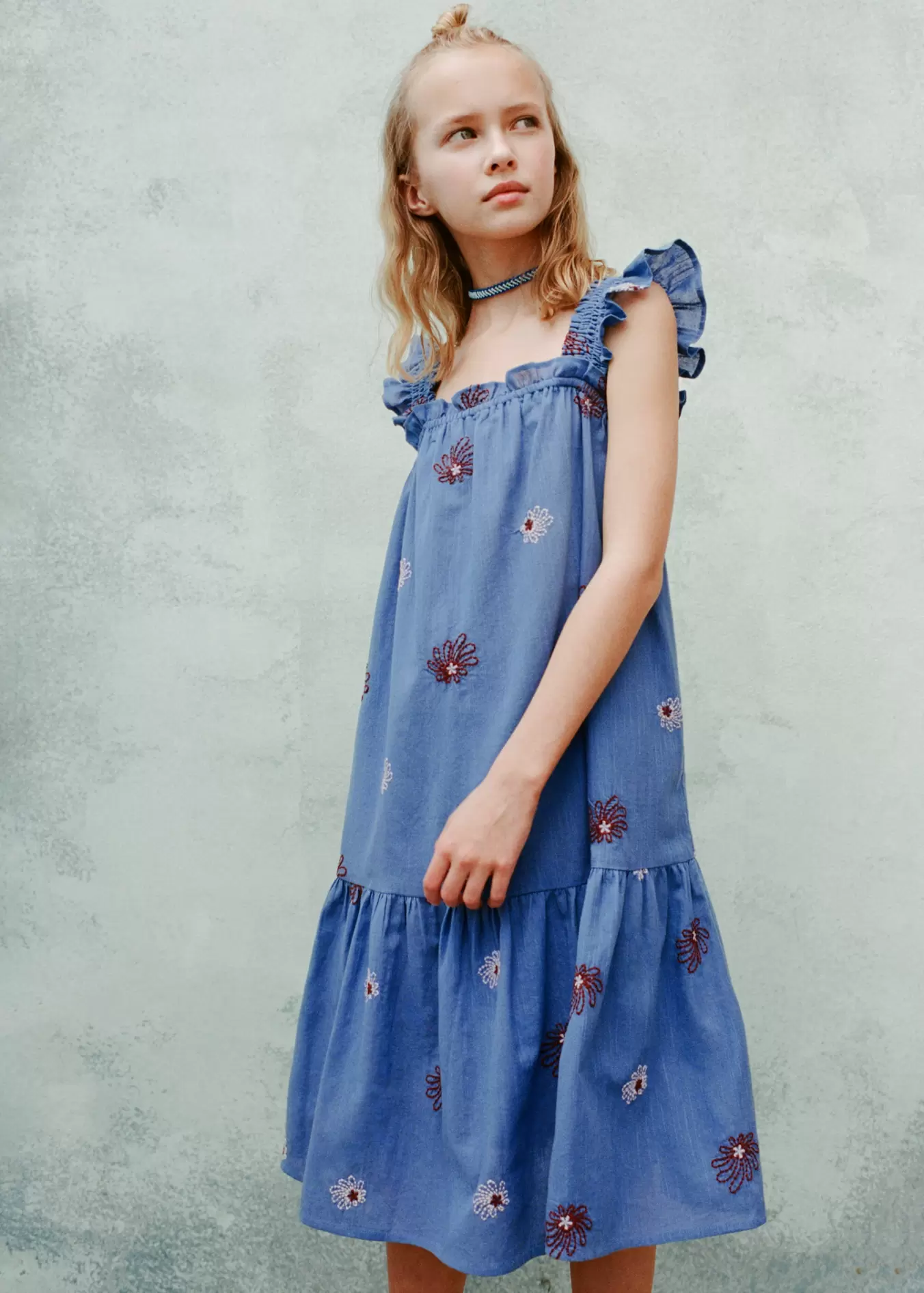 Kleid mit Blumenstickerei