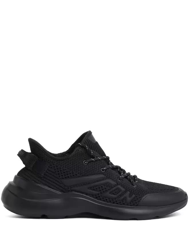 Sneakers mit Logo-Prägung