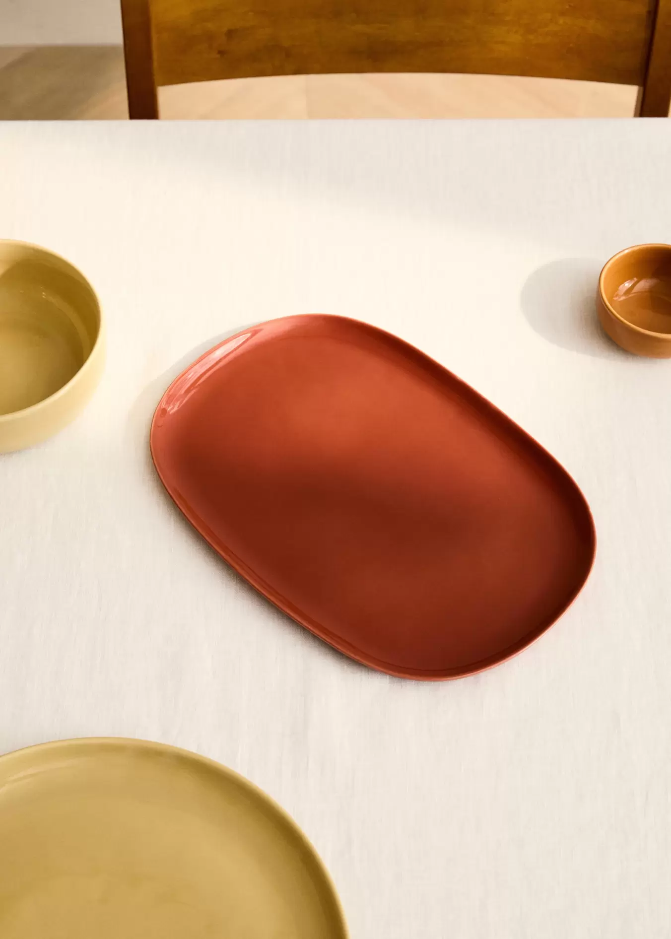 Großer Steingut-Servierteller mit glattem Design