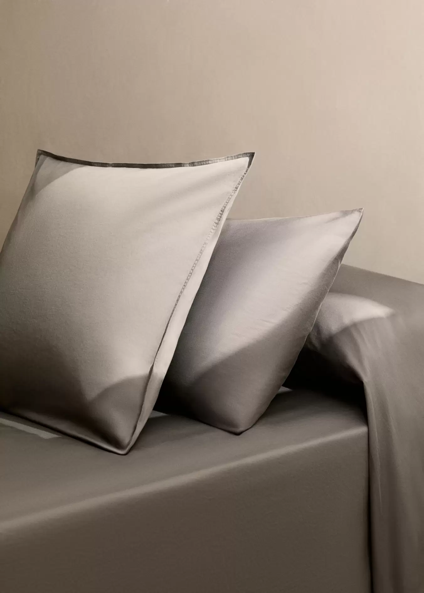 Zwei Kissenbezüge aus gewaschener Baumwollsatin mit doppelter Steppnaht, 50 x 75 cm