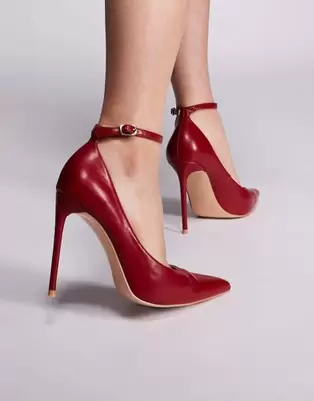 Public Desire – Chantilly – Pumps in Rot mit hohem Absatz und Knöchelriemen