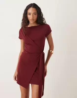 ASOS DESIGN – Minikleid in Burgunderrot mit Kappärmeln und Wickelfront mit Bindedetail