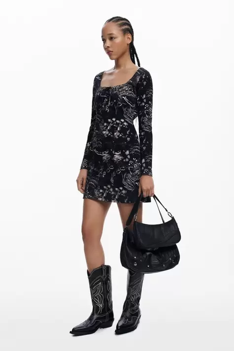 Kurzes Kleid mit quadratischem Ausschnitt