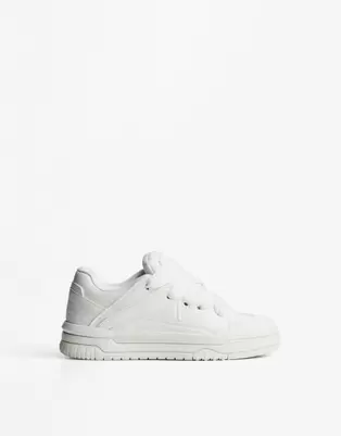 Bershka – Klobige Skater-Sneaker in Weiß