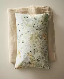 KISSENBEZUG MIT AQUARELLBLUMEN