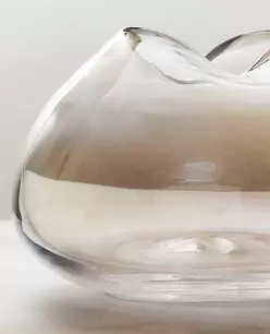 FLACHE VASE MIT UNREGELMÄSSIGEM HALS