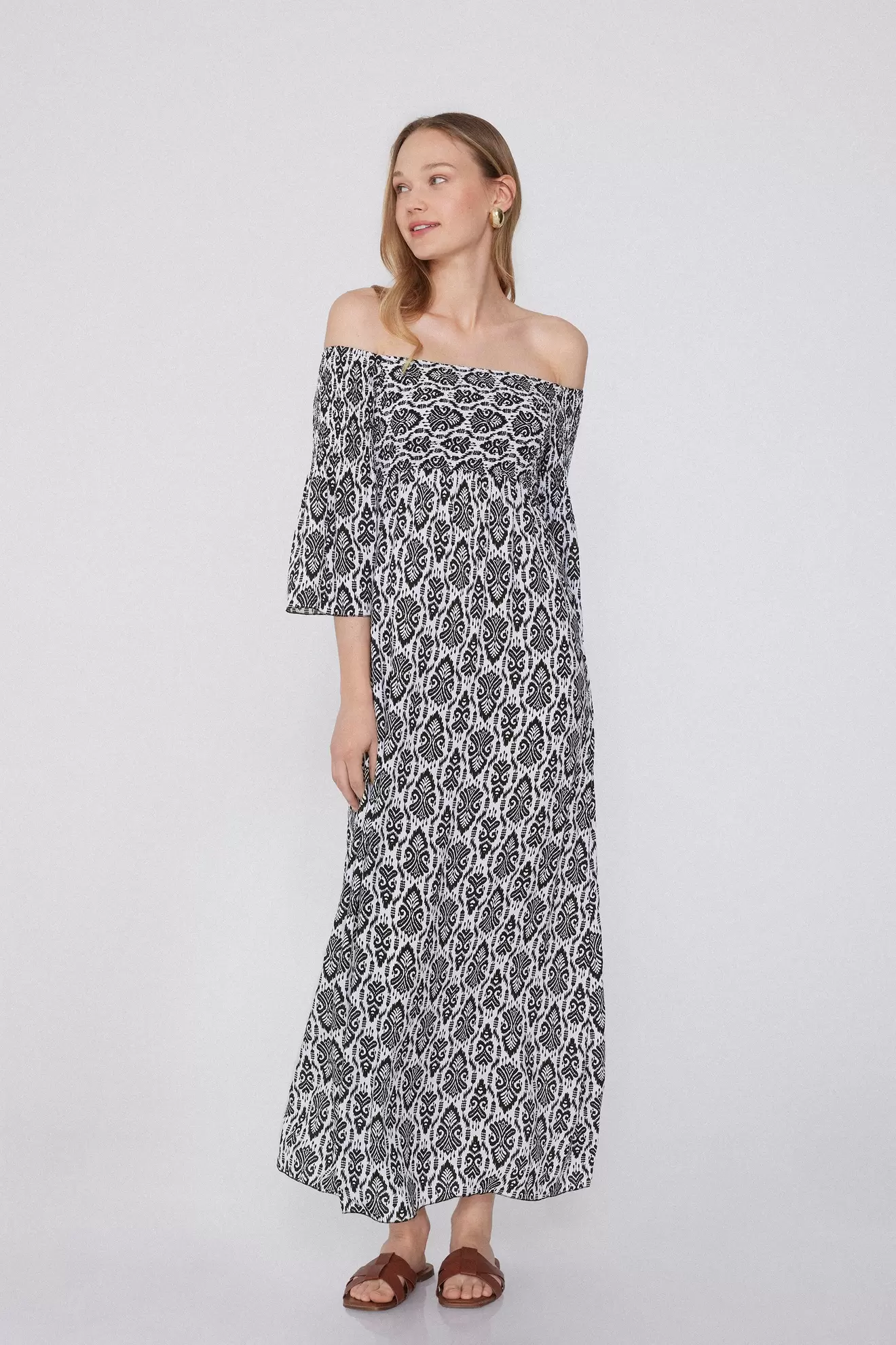 Langes schulterfreies Kleid mit Raffung