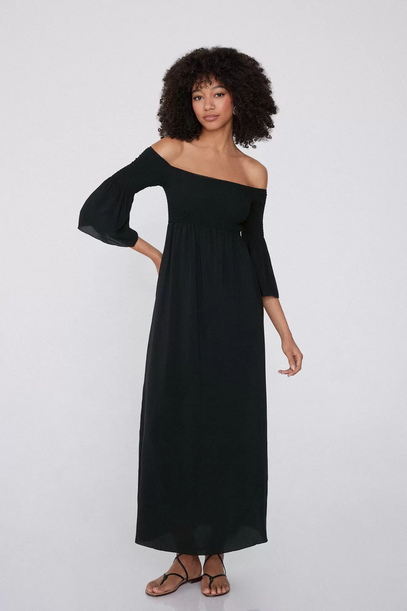 Langes schulterfreies Kleid mit Raffung