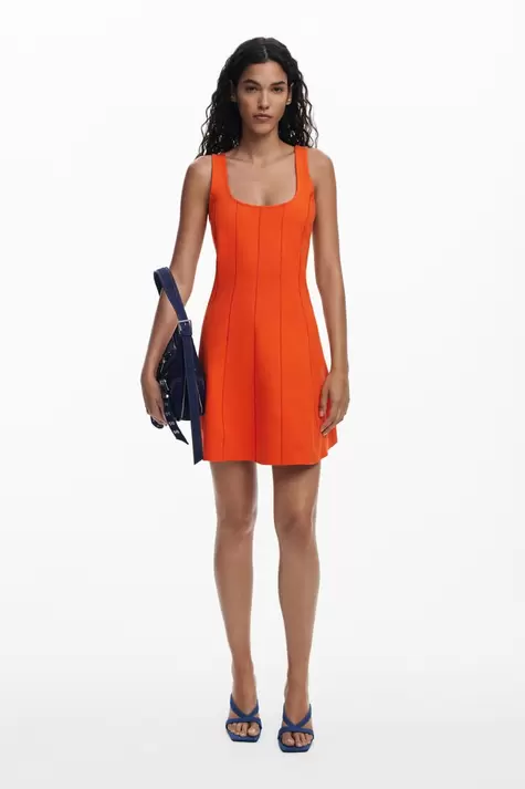 Kurzes Kleid mit Einsätzen