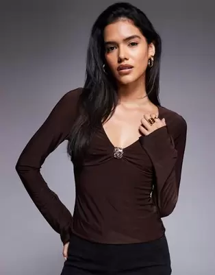 ASOS DESIGN – Langärmliges Oberteil aus anschmiegsamem Material in Braun mit tiefem Ausschnitt und Besatz