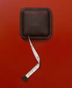 QUADRATISCHES LEDER-MASSBAND