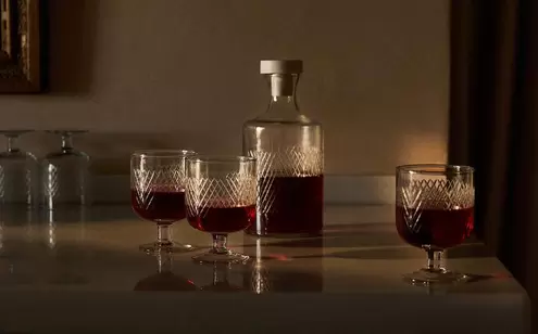 GLAS UND FLASCHE MIT SCHLIFF