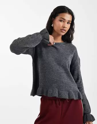 ASOS DESIGN – Strickpullover in Grau mit Rüschensaum