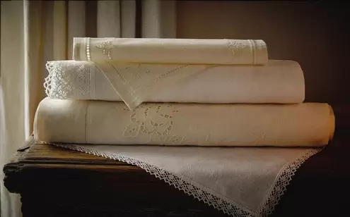 SET AUS BESTICKTER LEINEN-TISCHDECKE UND SERVIETTEN MIT BLUMENMUSTER UND HOHLSAUM