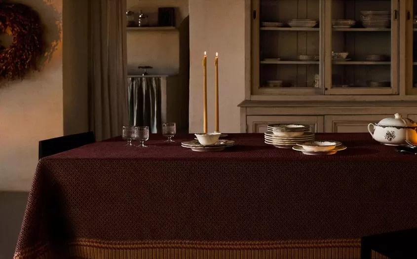 GEOMETRISCHE BAUMWOLLTISCHDECKE UND BLUMENGESCHIRR