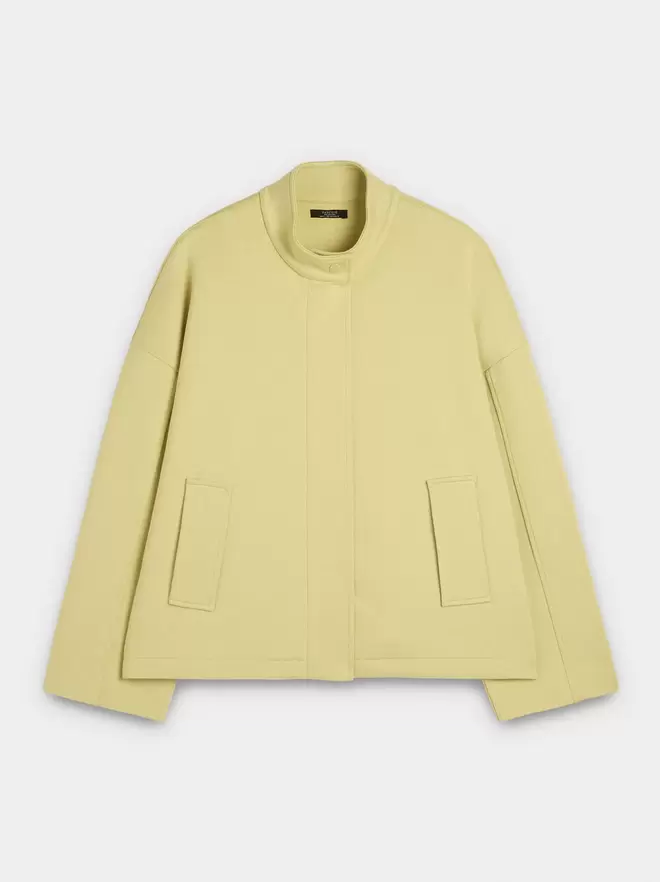 Light jacket with pockets