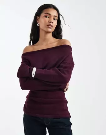 ASOS DESIGN – Geraffter Strickpullover in Pflaume mit One-Shoulder-Träger
