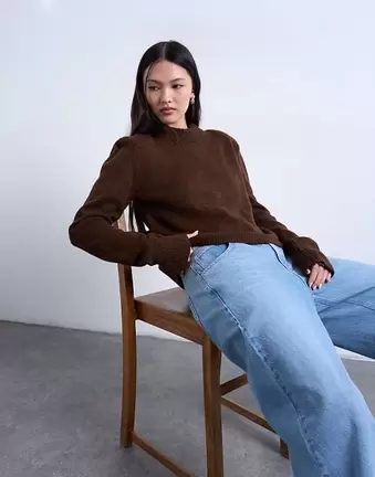 Topshop – Strickoberteil in Schokobraun mit hohem Ausschnitt und Zierausschnitt auf dem Rücken