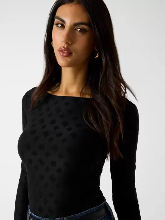 Top con logotipo por todas partes