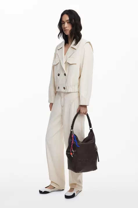 Rucksack in Wildlederoptik mit großem Logo