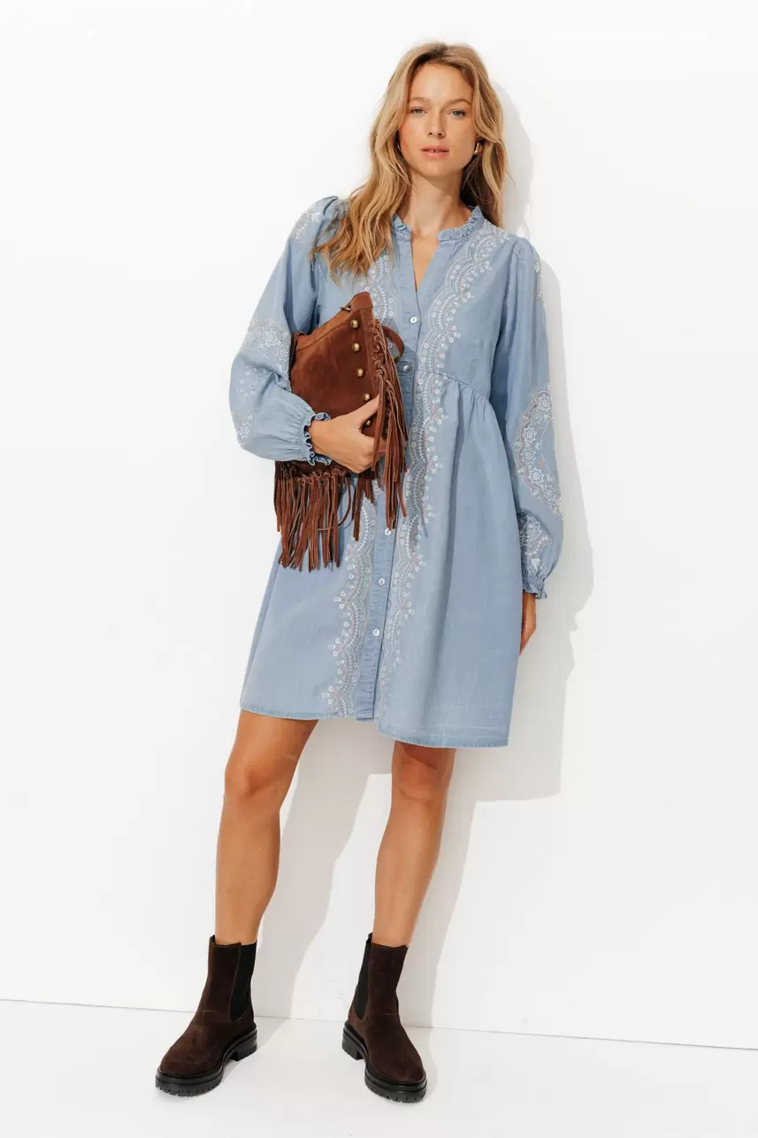 Kurzes besticktes Kleid