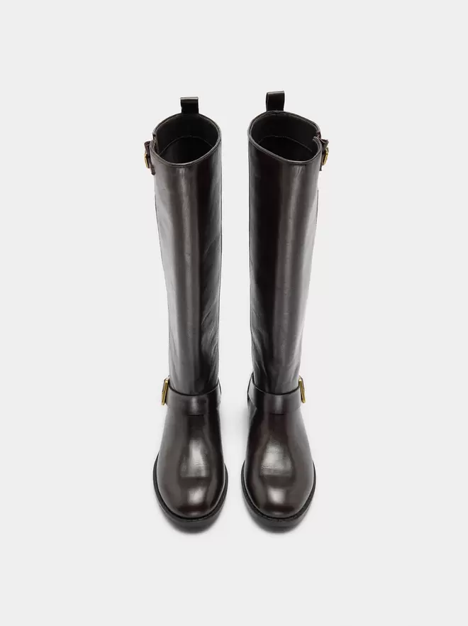 Hohe Lederstiefel mit Schnallen