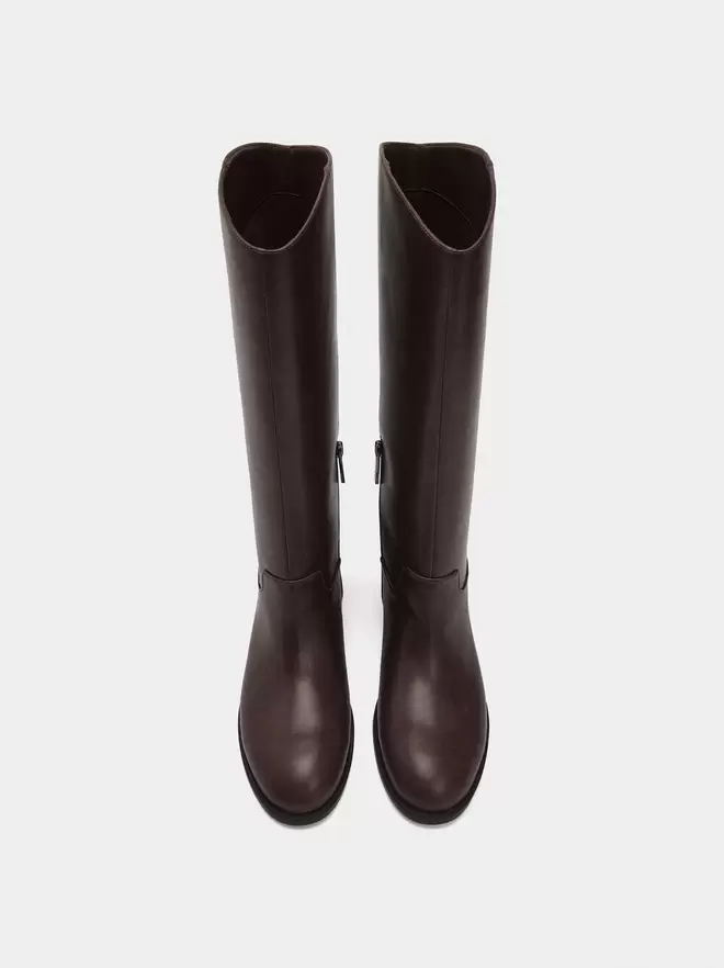 Stiefel mit hohem Schaft und niedrigem Absatz