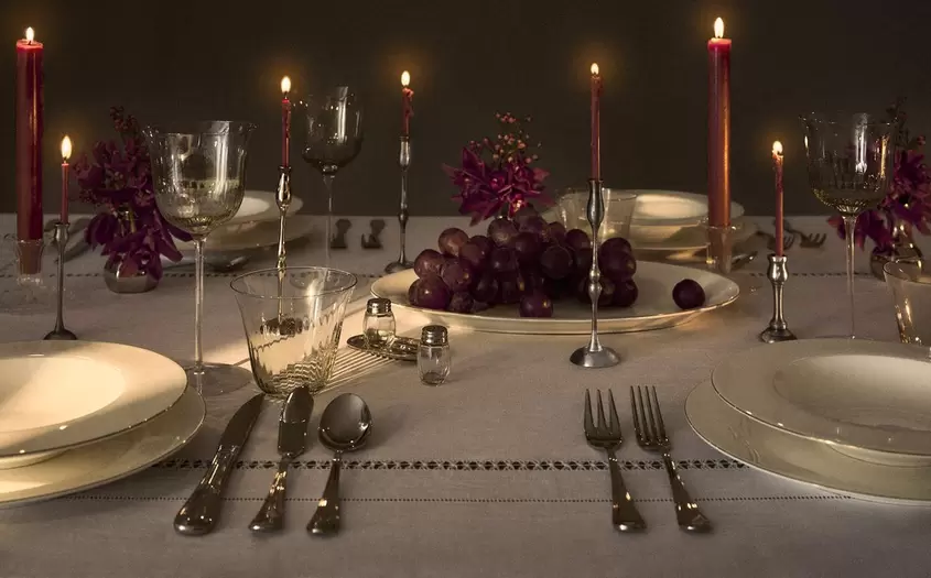 BESTECK, GESCHIRR UND KERZENSTÄNDER