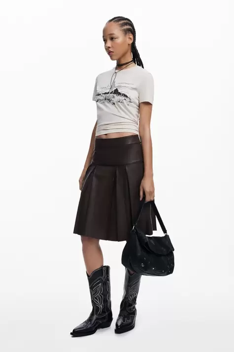 Mittelgroße Tasche mit Stickereien und Nieten