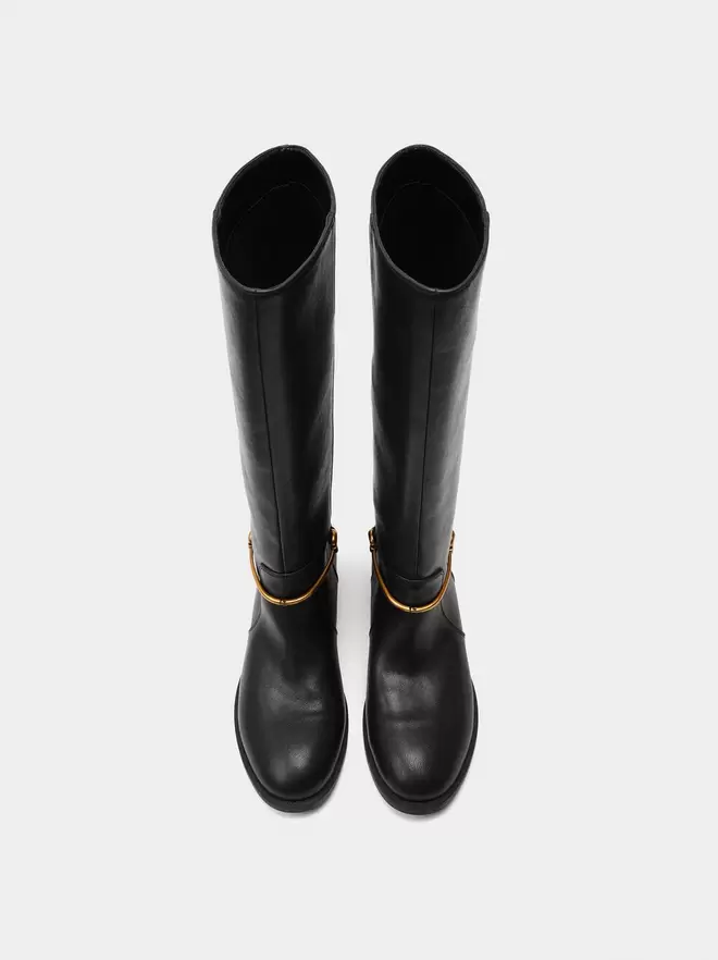 Hohe Stiefel mit metallischem Detail