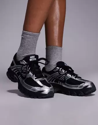 Nike – Air Max Moto 2k – Sneaker in Schwarz und Metallic-Silber