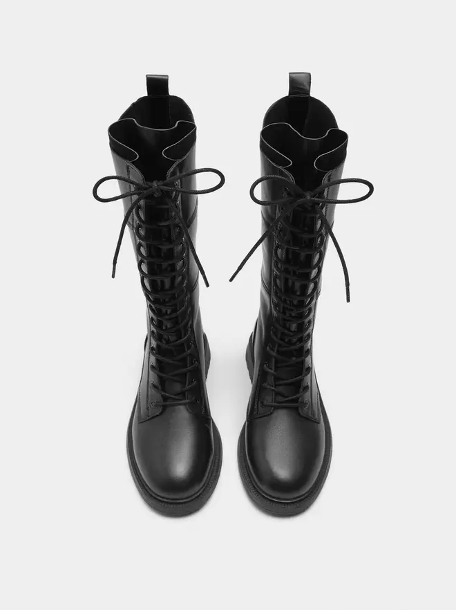 Hohe Lederstiefel mit Schnürung