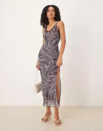 ASOS DESIGN – Doppellagiges Midi-Trägerkleid mit Zebramuster in Schokobraun und Blassblau und mit U-Ausschnitt