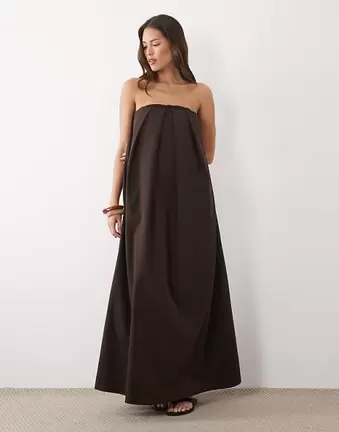 ASOS DESIGN – Trägerloses Maxikleid in Braun