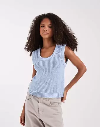 ASOS DESIGN – Gestricktes Camisole-Oberteil in Blau mit U-Ausschnitt