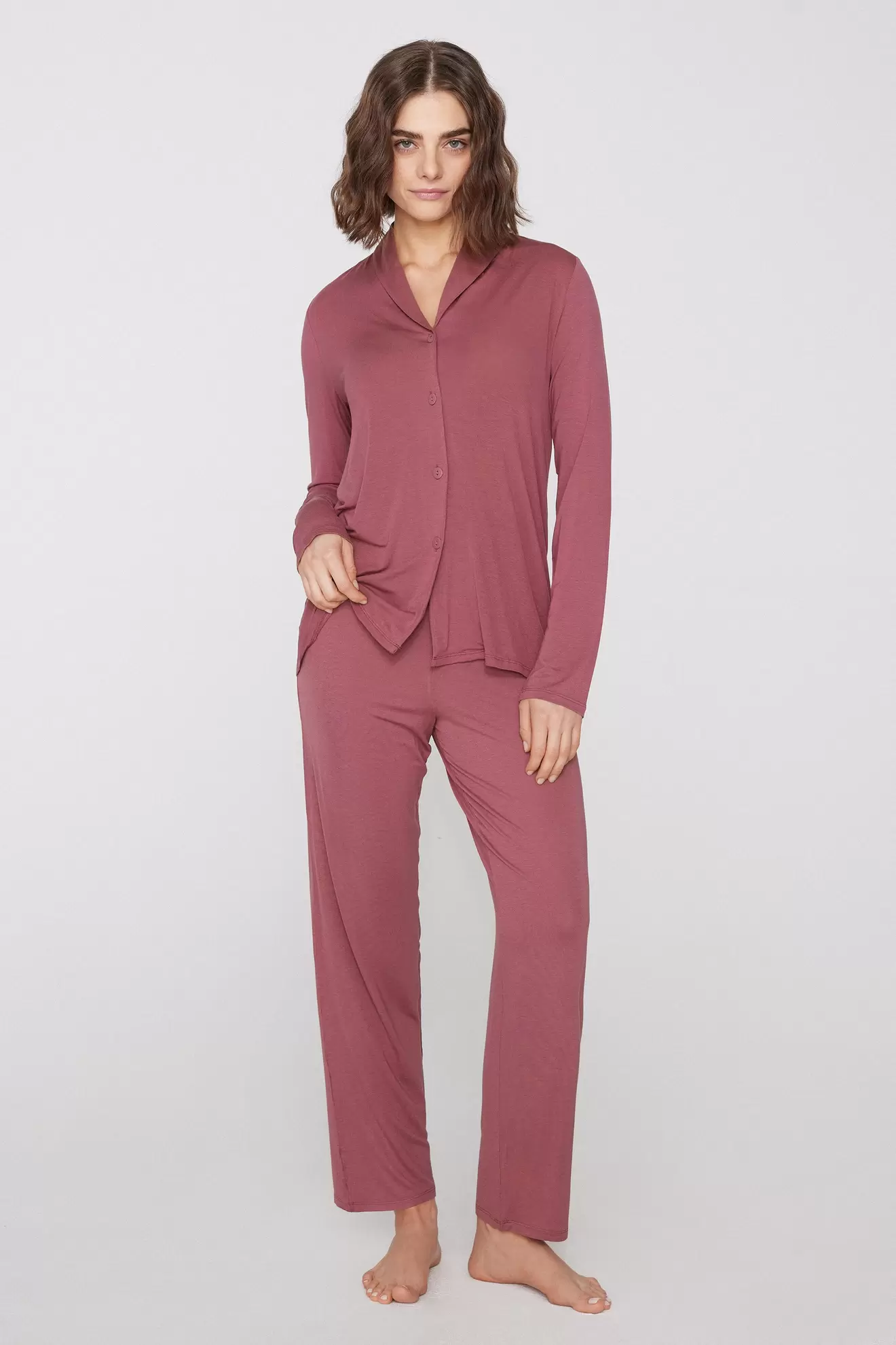 Langer Pyjama aus Viskose mit Knopfleiste Add to wishlist: Langer Pyjama aus Viskose mit Knopfleiste