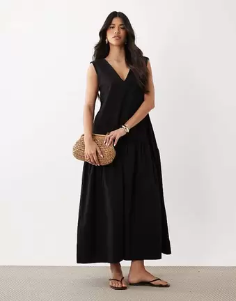 ASOS DESIGN – Popeline-Maxikleid in Schwarz mit V-Ausschnitt