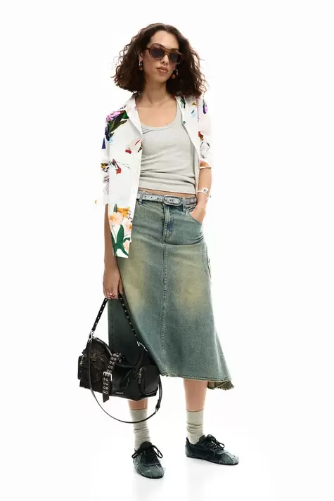 Mittelgroße tasche mit blütenapplikationen