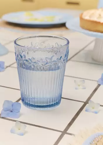 Blaues Trinkglas mit Blumen-Relie...