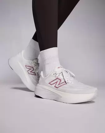 New Balance – More – Laufschuhe in Wollweiß und Rosé-Rosa