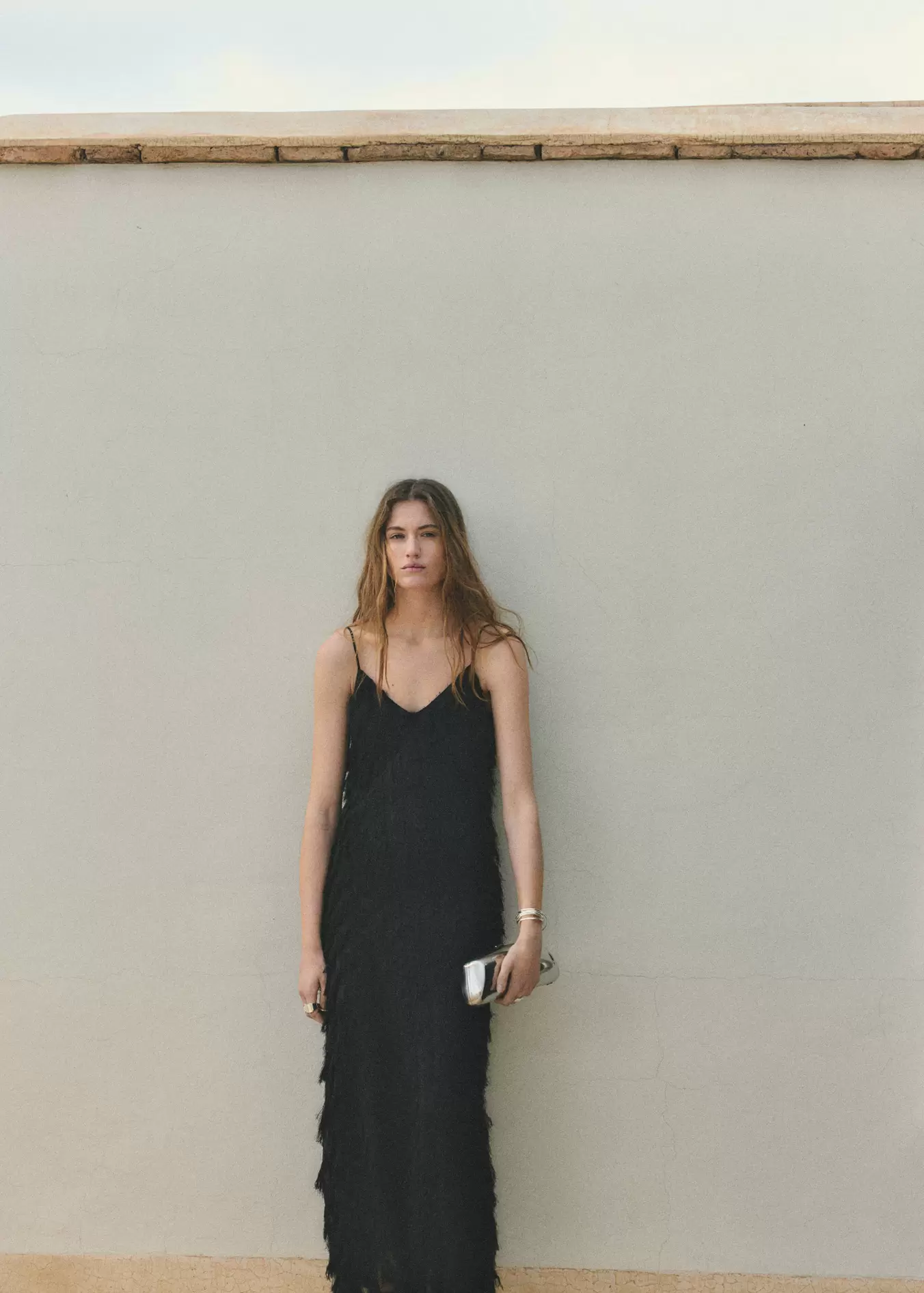 Langes Kleid mit ausgefransten Säumen