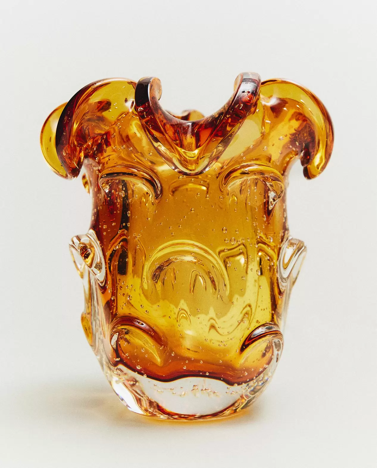 KLEINE DEKORATIVE VASE IN UNREGELMÄSSIGER FORM