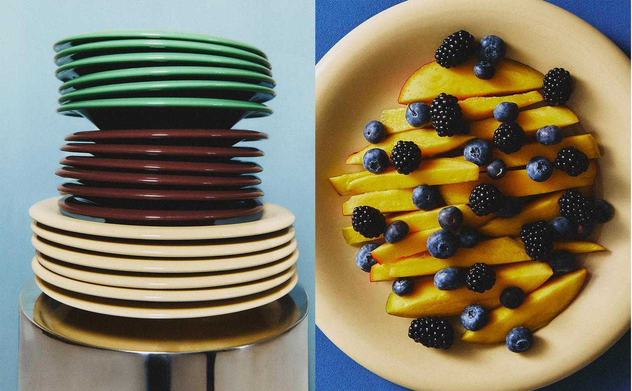 FARBIGE TELLER UND BEISTELLTISCH