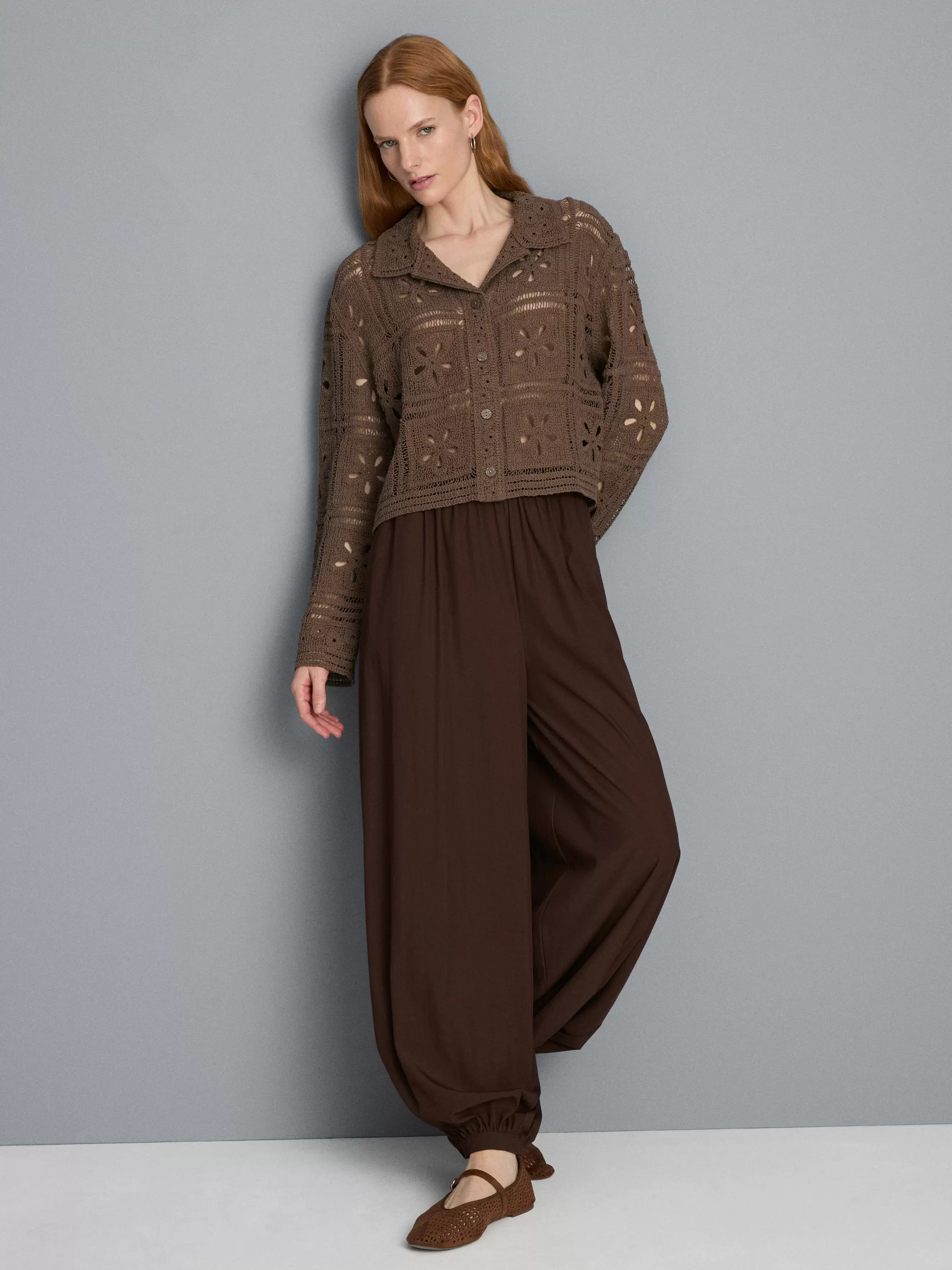 Gestrickte Hemdjacke mit Häkeleinsätzen