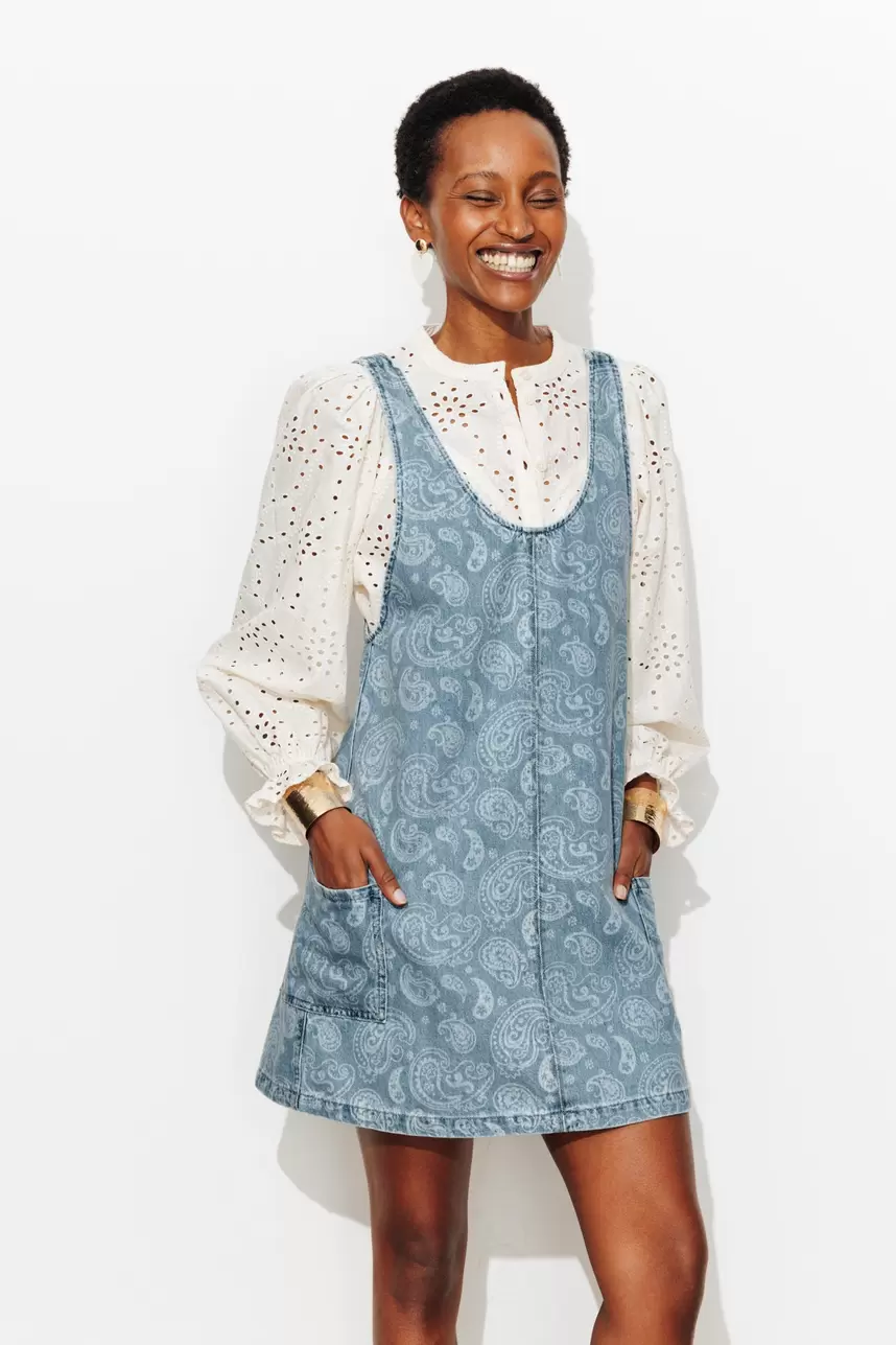 Jeans-Latzkleid m. Lasermuster