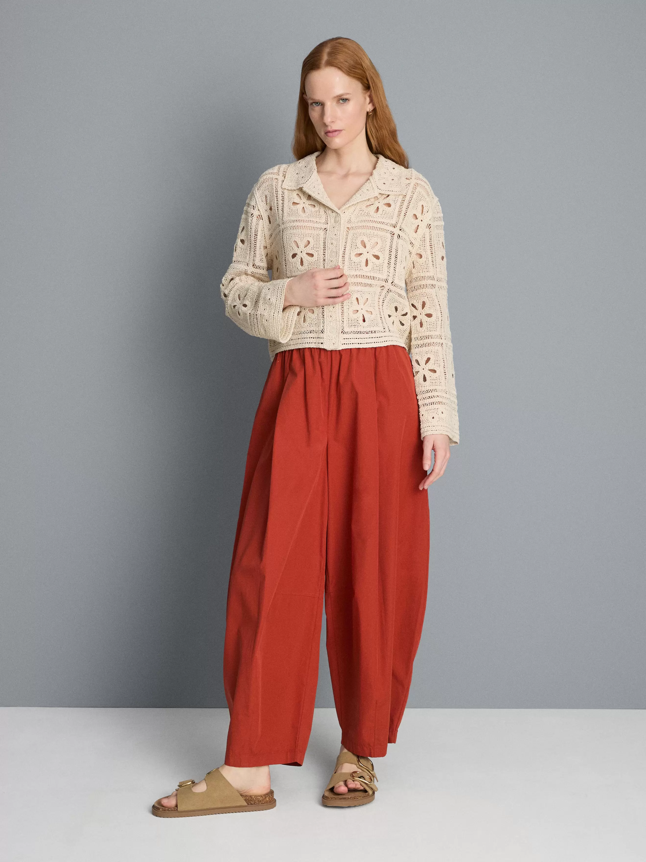 Gestrickte Hemdjacke mit Häkeleinsätzen